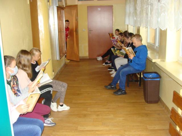 „Przerwa na czytanie” w szkole w Ostrowie - Obrazek 3